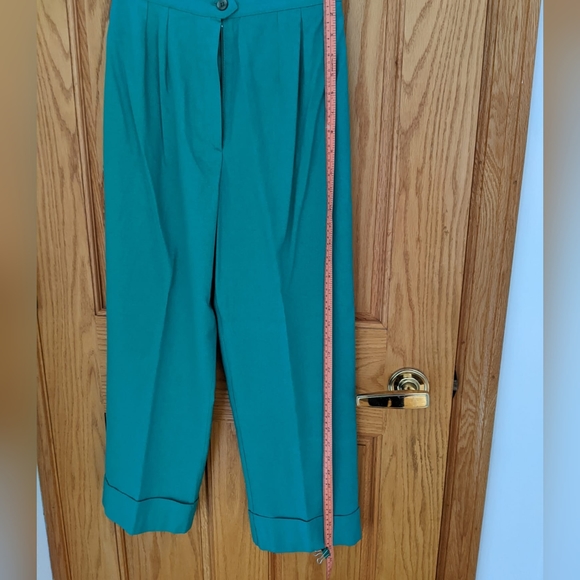 Green cuffed silk capri pants - Picture 7 of 8